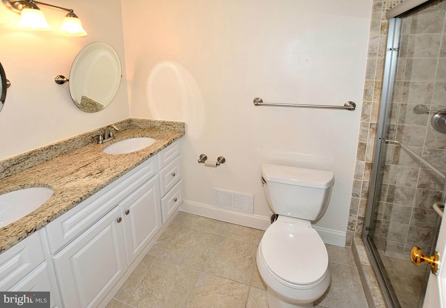 12205 Hounds Lane Reston, VA 20191 - Photo 14 of 23 Bath (Master)