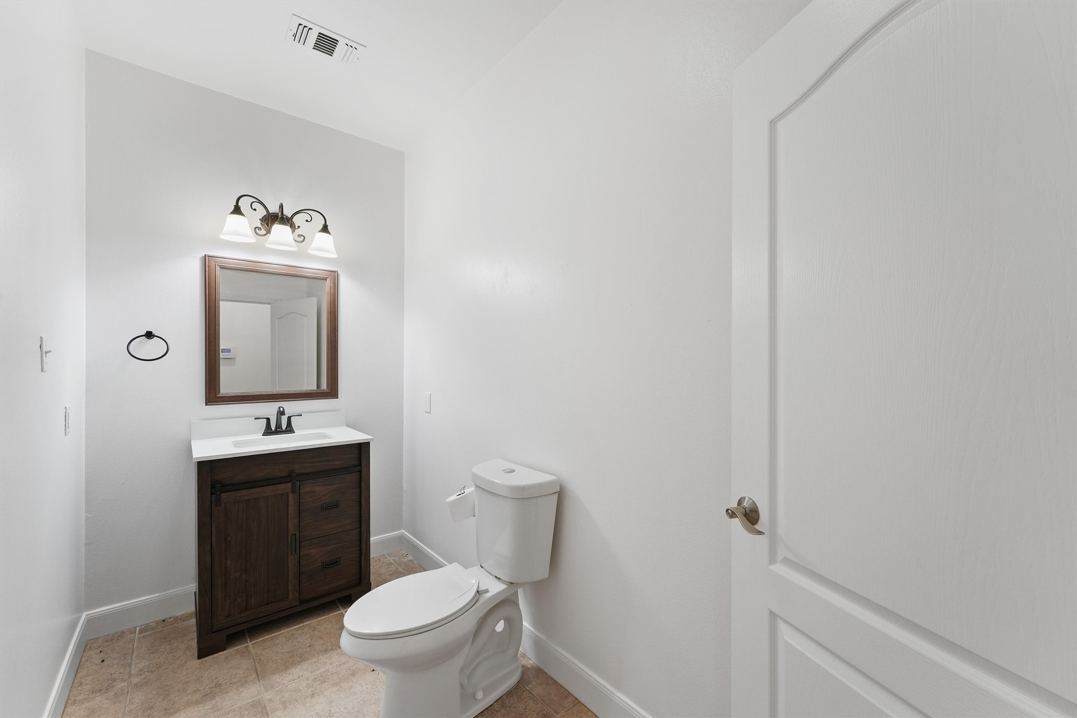 43919 Austin Branch Road Hempstead, TX 77445 - Photo 35 of 48 Located just off the living area, this elegant half bathroom offers both convenience and tasteful design. Perfectly appointed with quality fixtures and finishes, it provides a welcoming space for guests while complementing the home’s overall aesthetic.