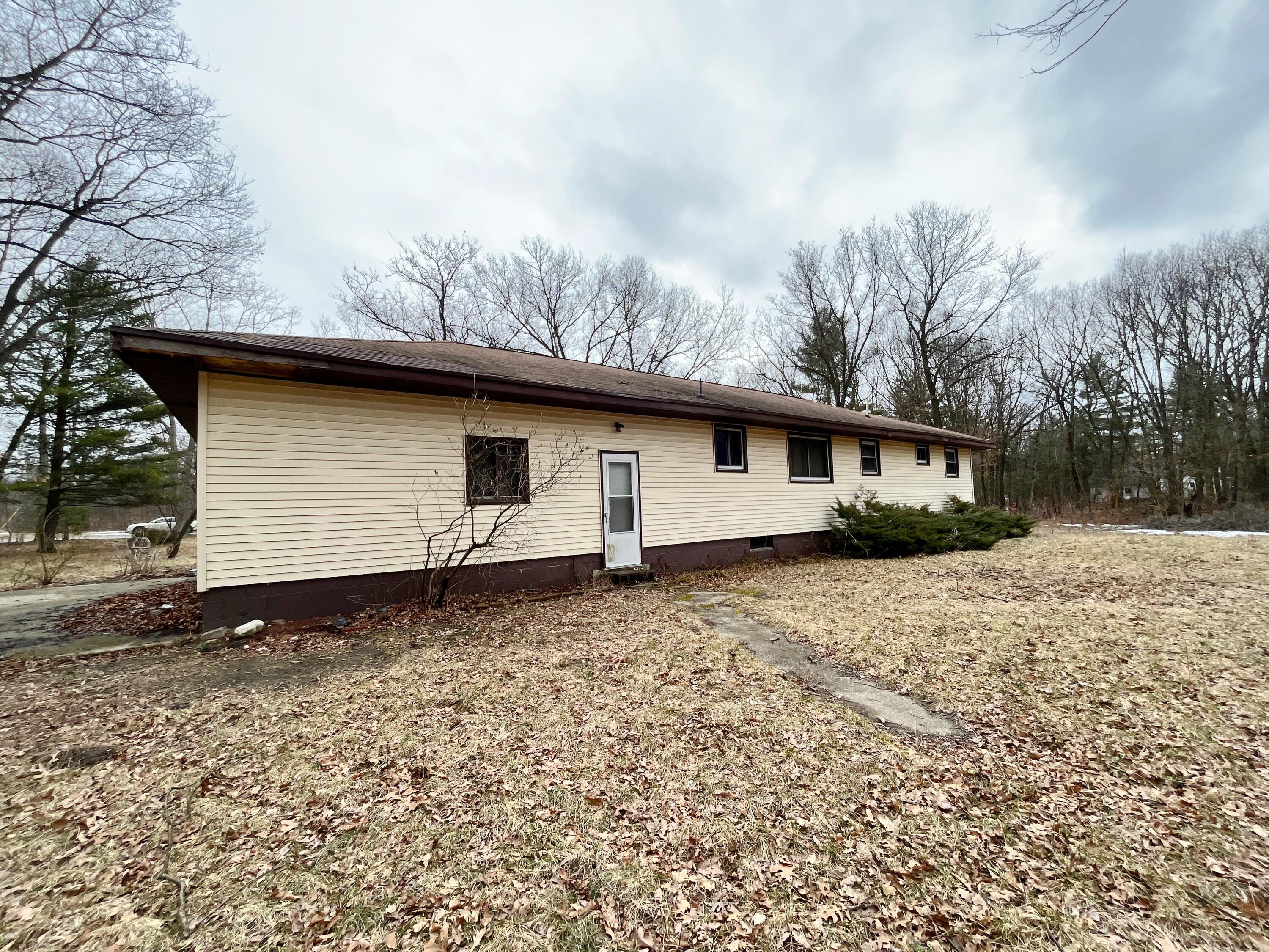539 North Maple Island Road Muskegon, MI 49442 - Photo 2 of 7 Back of home