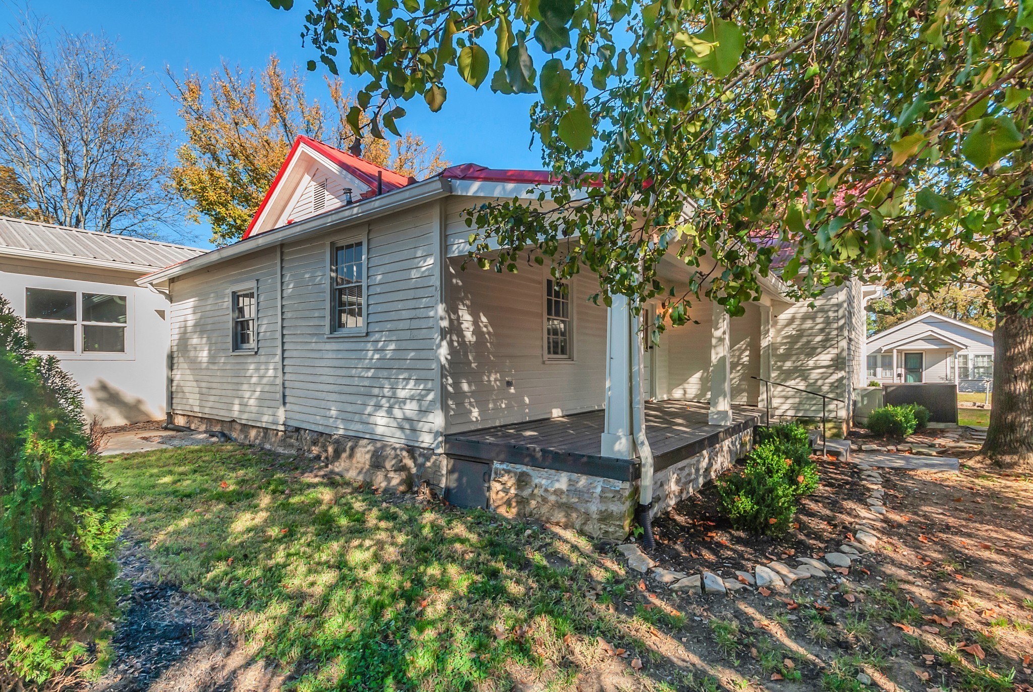 209 West 13th Street Columbia, TN 38401 - Photo 28 of 84 a backyard of a house with table and chairs under an umbrella