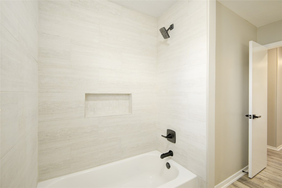 6722 Lynngate Drive Spring, TX 77373 - Photo 26 of 31 a bathroom with a bathtub