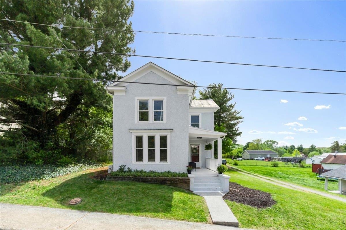 204 Pendleton Street Radford, VA 24141 - Photo 2 of 35 Gallery Image 2
