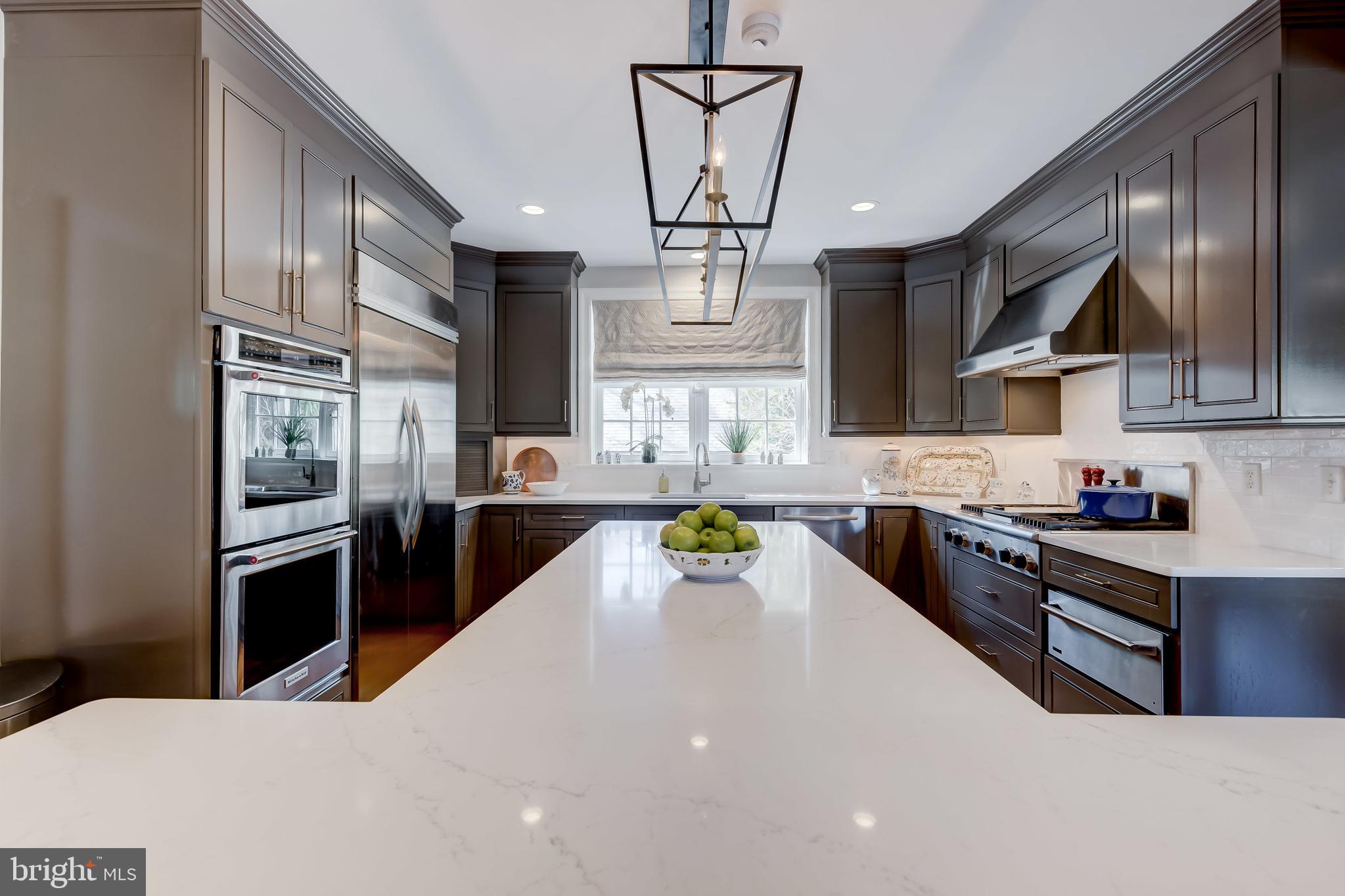 7305 Brightside Road Baltimore, MD 21212 - Photo 26 of 96 New quartz counters throughout kitchen and bar