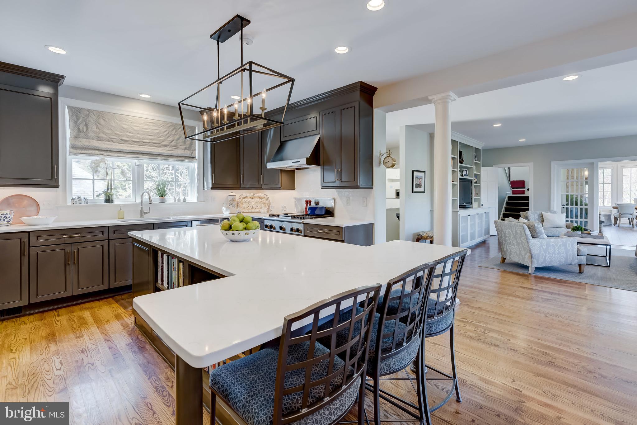 7305 Brightside Road Baltimore, MD 21212 - Photo 27 of 96 Island with seating for three