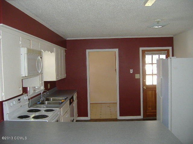 424 Austin Road Beaufort, NC 28516 - Photo 9 of 16 Kitchen