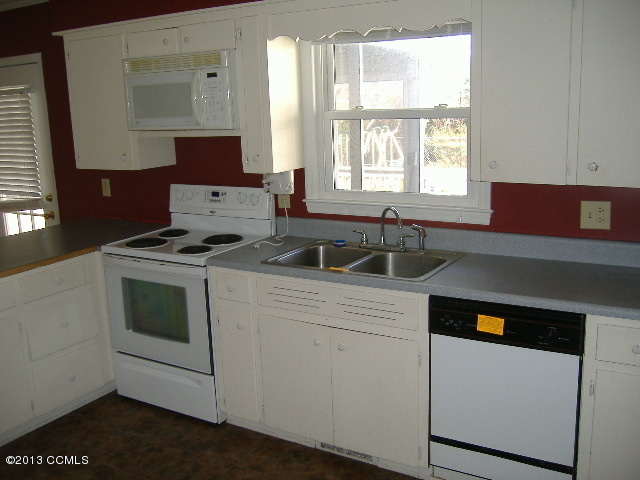 424 Austin Road Beaufort, NC 28516 - Photo 10 of 16 Kitchen View 2