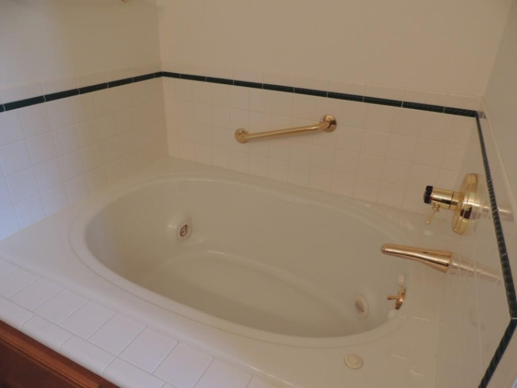 7644 Golfview Court Jenison, MI 49428 - Photo 29 of 45 Master bathroom tub