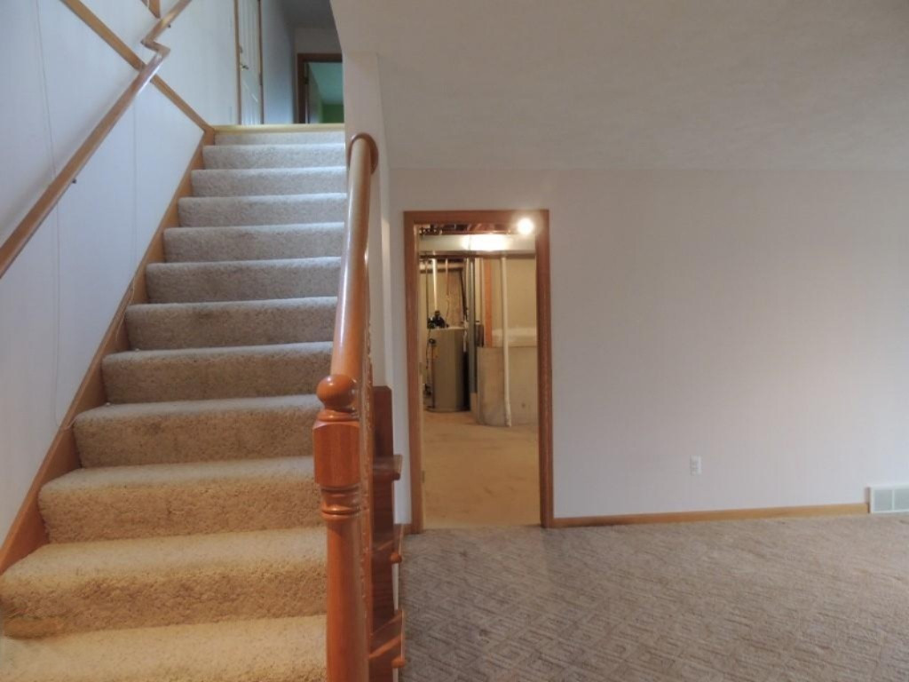 7644 Golfview Court Jenison, MI 49428 - Photo 34 of 45 View of open stairway