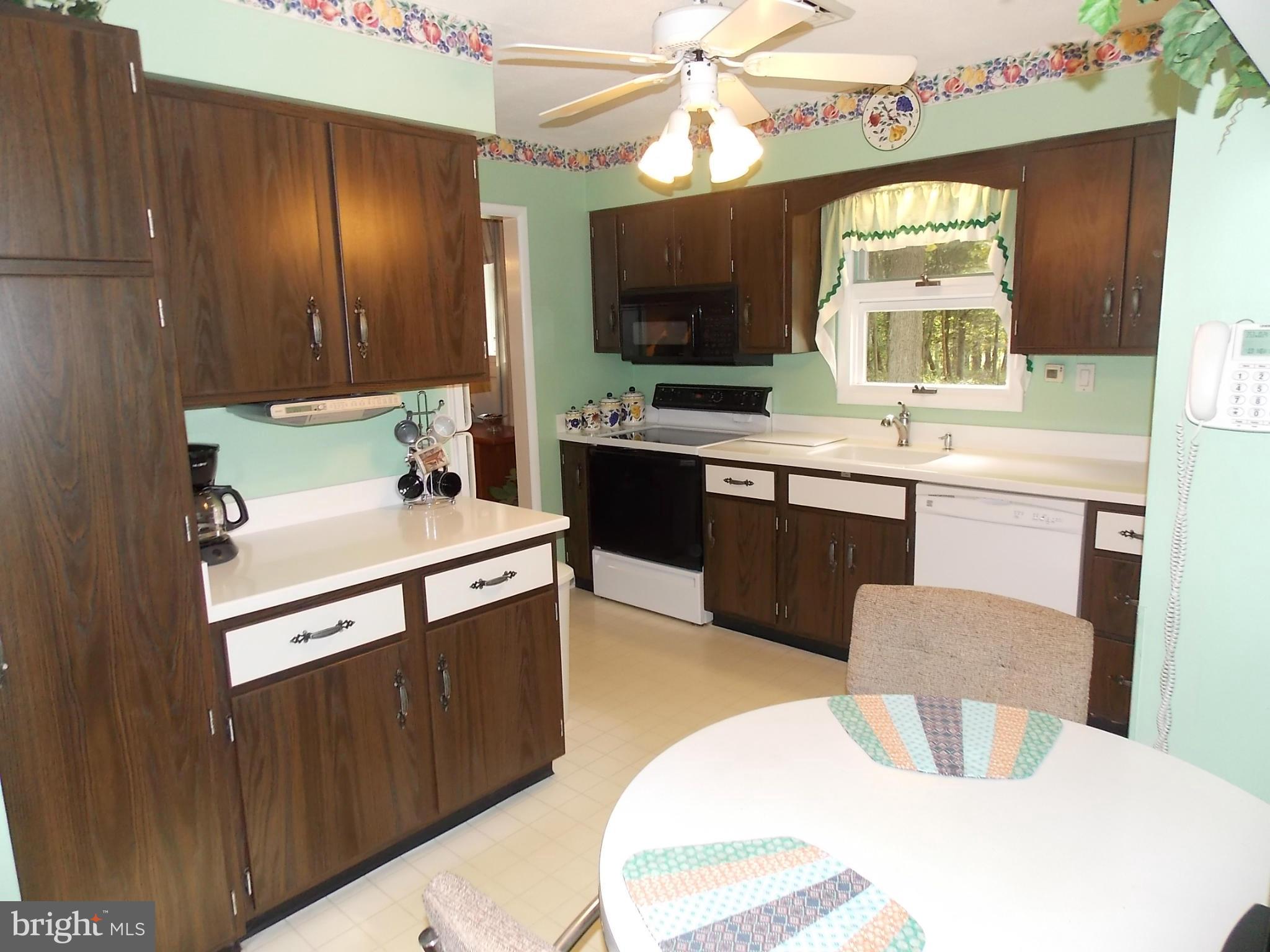 916 Greenfield Road Joppa, MD 21085 - Photo 19 of 30 Kitchen