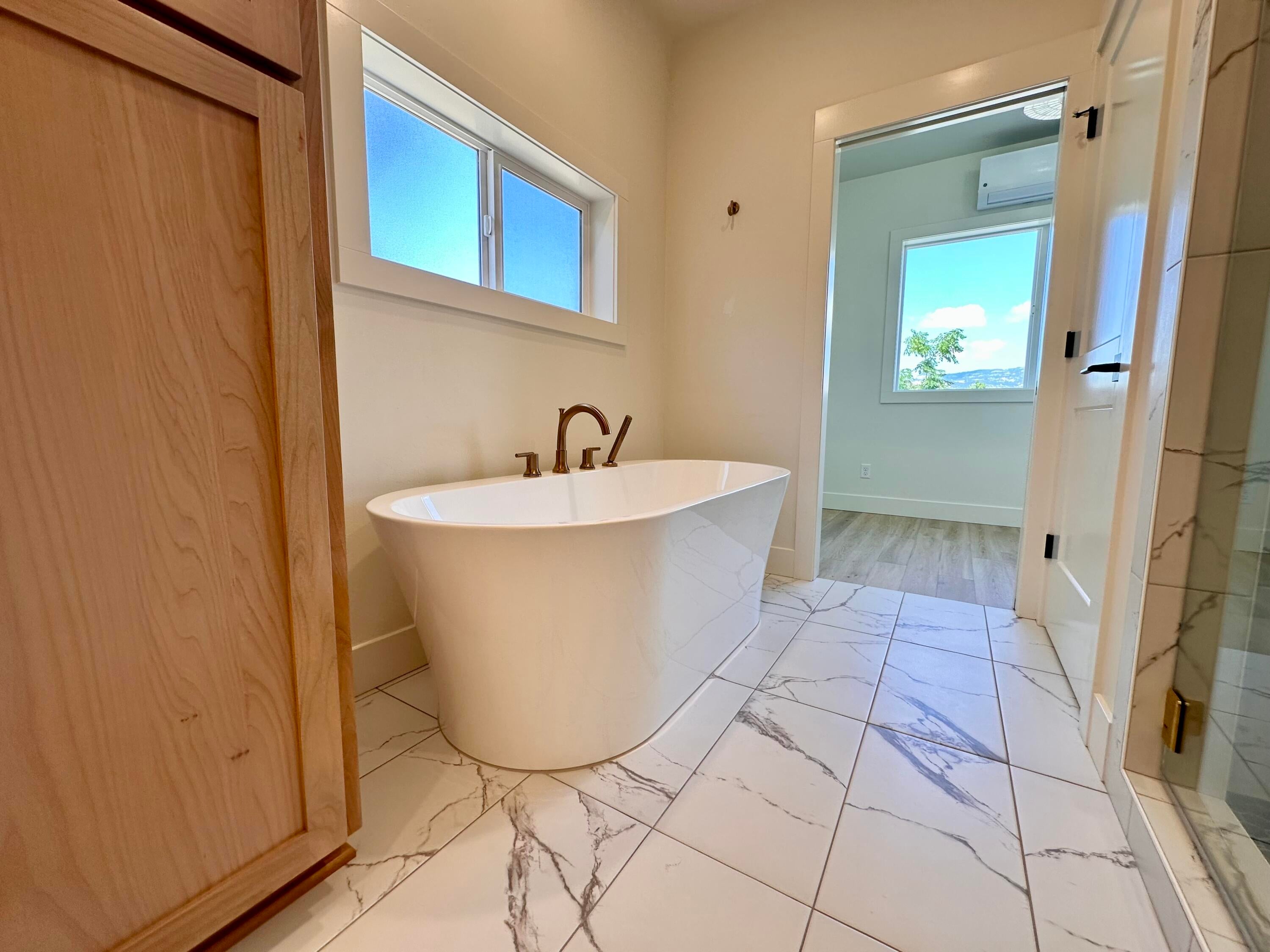 380 Randy Street Ashland, OR 97520 - Photo 20 of 43 Primary Bathroom