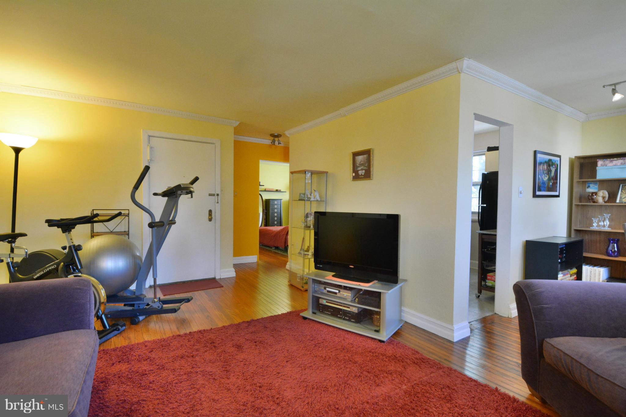 5320 8th Road South, Unit 8 Arlington, VA 22204 - Photo 7 of 17 Living Room
