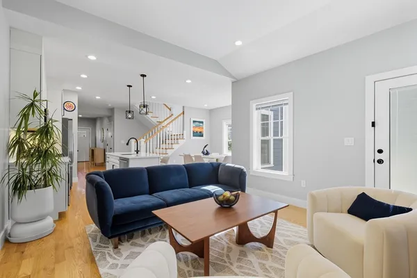 $1,539,000 | 189 Linwood Avenue, Unit 1, Newton, MA 02460