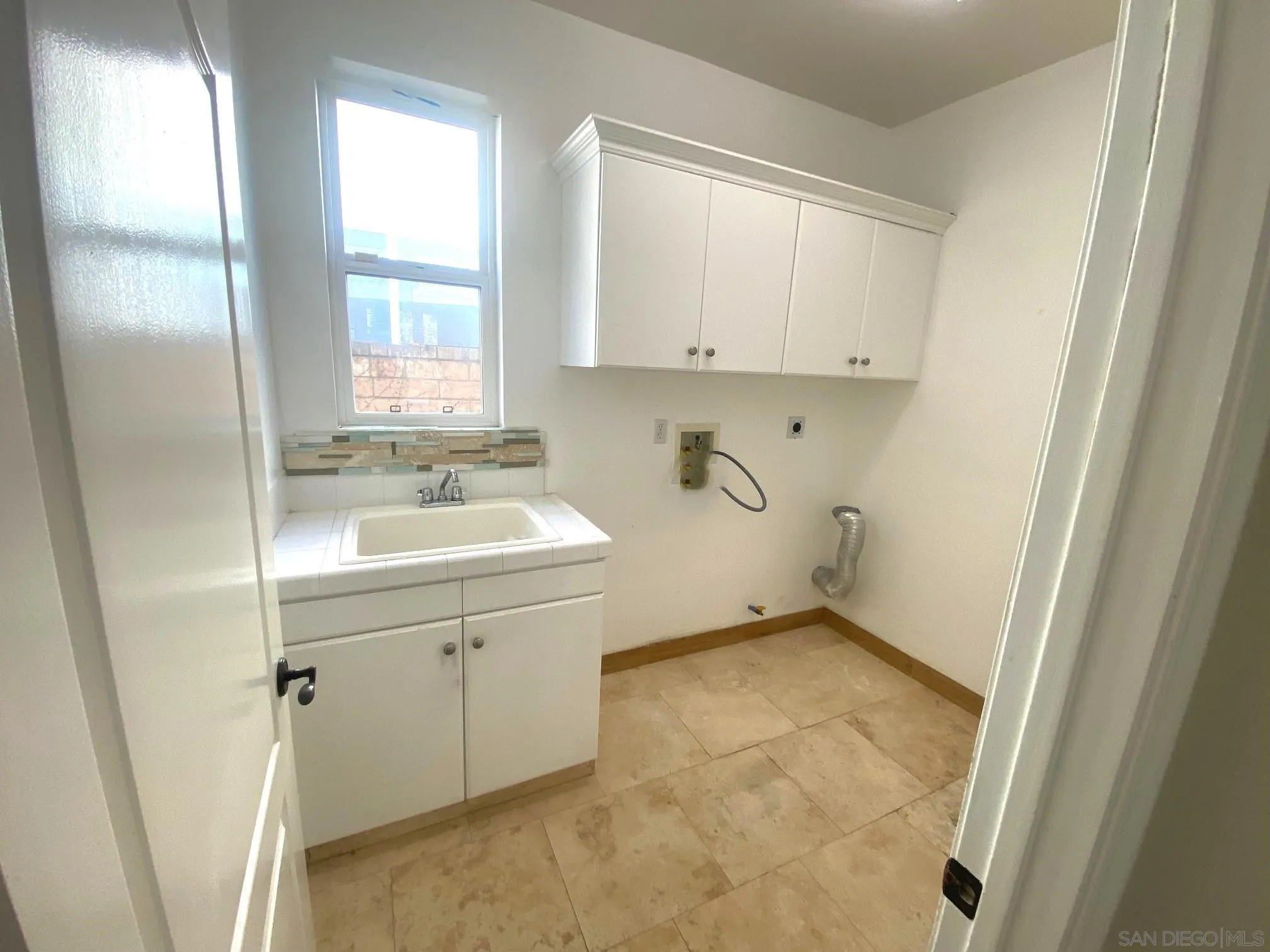 5517 Rabbit Ridge Road San Diego, CA 92130 - Photo 20 of 20 a bathroom with a sink toilet and tub