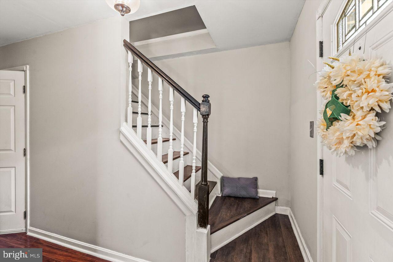 3051 Druck Valley Road York, PA 17406 - Photo 5 of 33 Welcoming entry with elegant staircase.