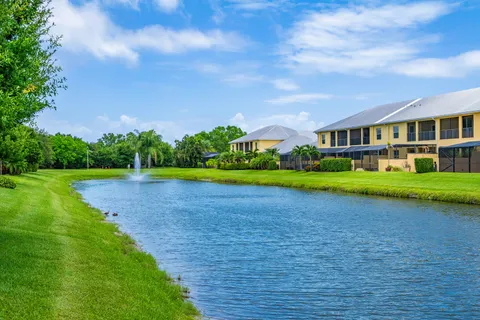 $325,000 | 1875 Bridgepointe Circle, Unit 31, Vero Beach, FL 32967