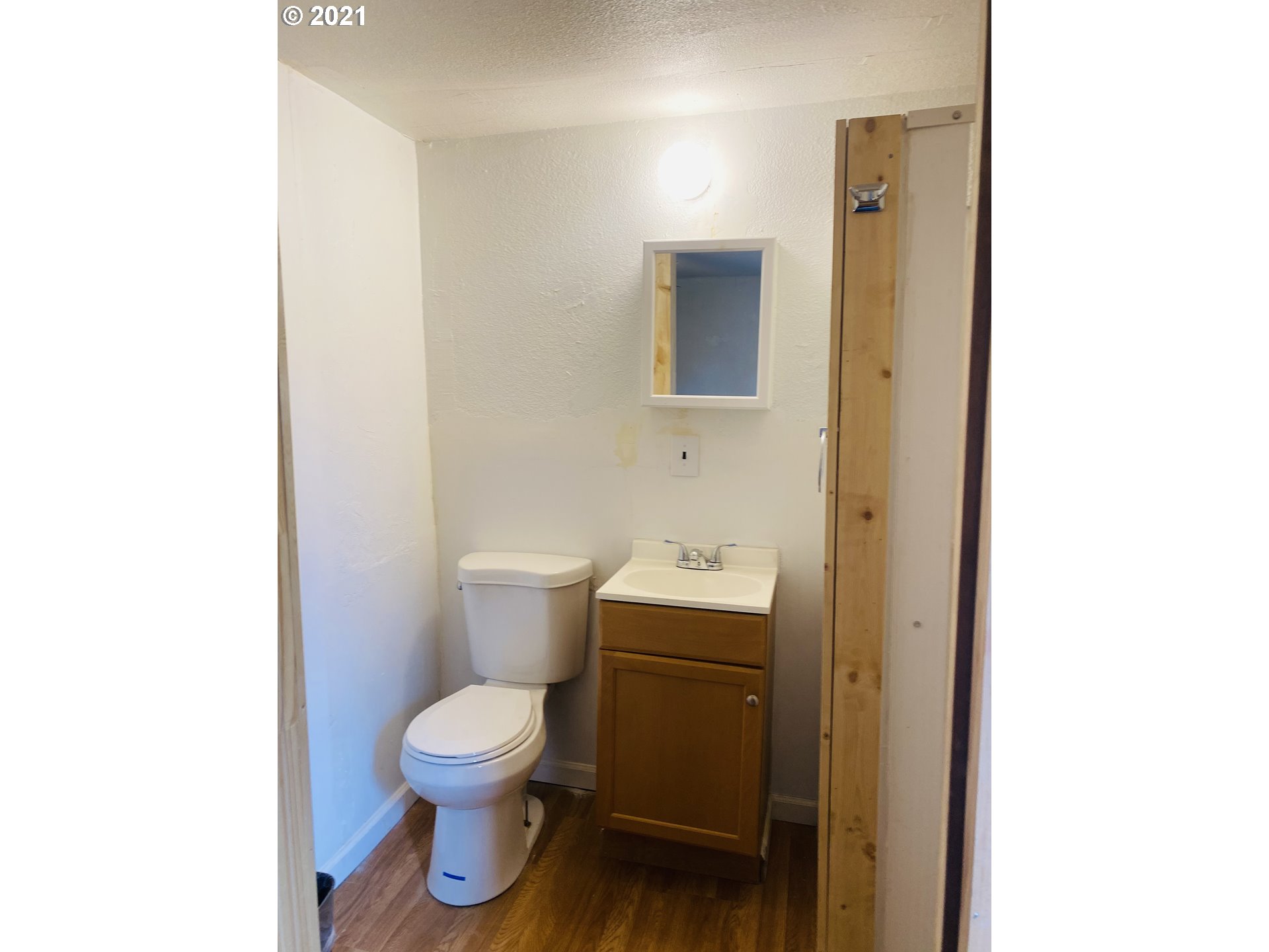 122 Hanna View Lane Riddle, OR 97469 - Photo 8 of 25 a bathroom with a toilet a sink and mirror