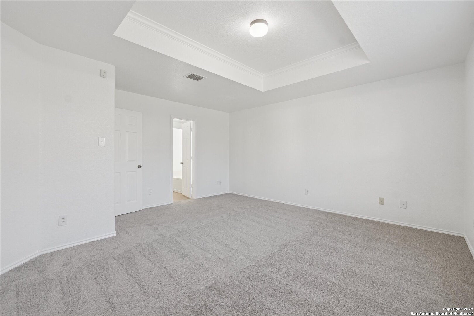 9219 Hanover Cove Converse, TX 78109 - Photo 21 of 46 an empty room with an entryway