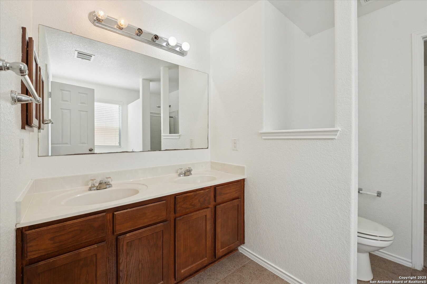 9219 Hanover Cove Converse, TX 78109 - Photo 23 of 46 a bathroom with a double vanity sink and a mirror