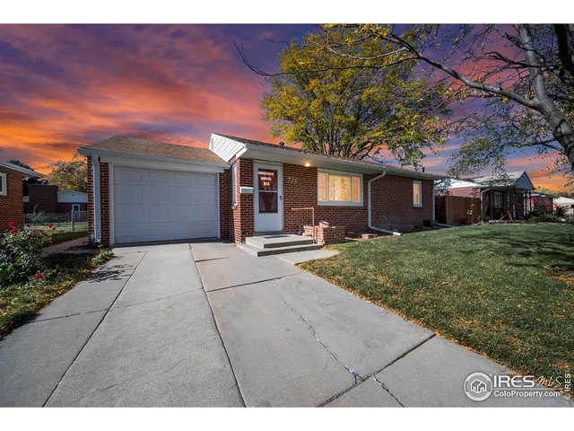 a view of a house with backyard and tree