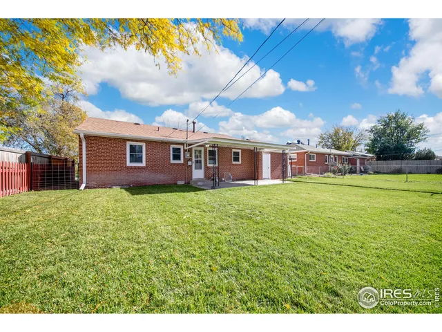 a view of a house with a backyard