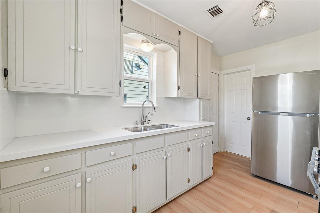 734 Genoa Avenue Dallas, TX 75216 - Photo 9 of 24