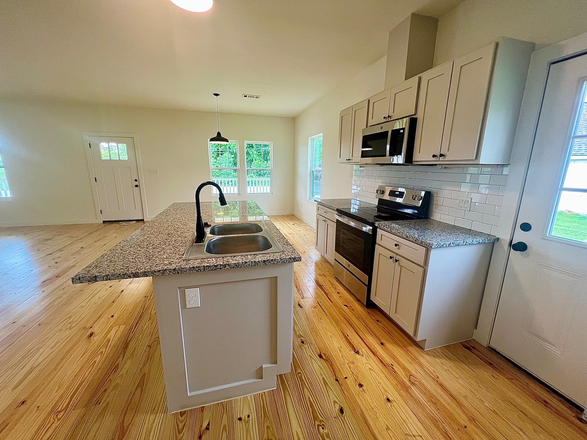 228 North Dixie Street Brenham, TX 77833 - Photo 4 of 10 a kitchen with granite countertop a sink stove and refrigerator