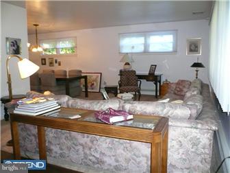 931 Irvin Road Huntingdon Valley, PA 19006 - Photo 2 of 9 Living Room