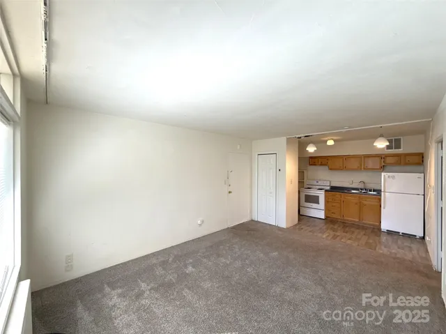 $1,090 | 2126 East 7th Street, Unit 103, Charlotte, NC 28204