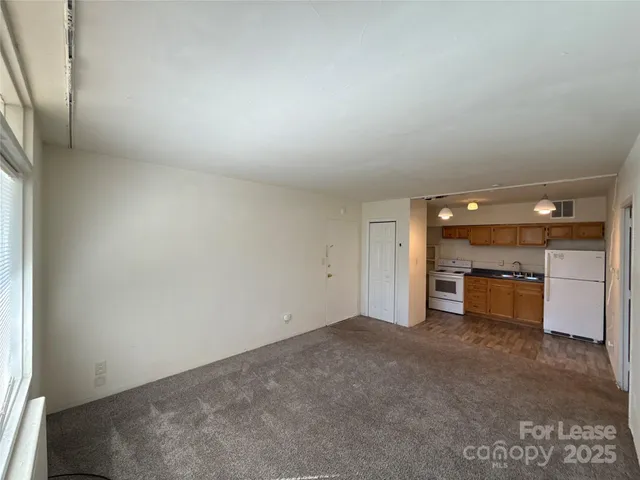 $1,090 | 2126 East 7th Street, Unit 103, Charlotte, NC 28204