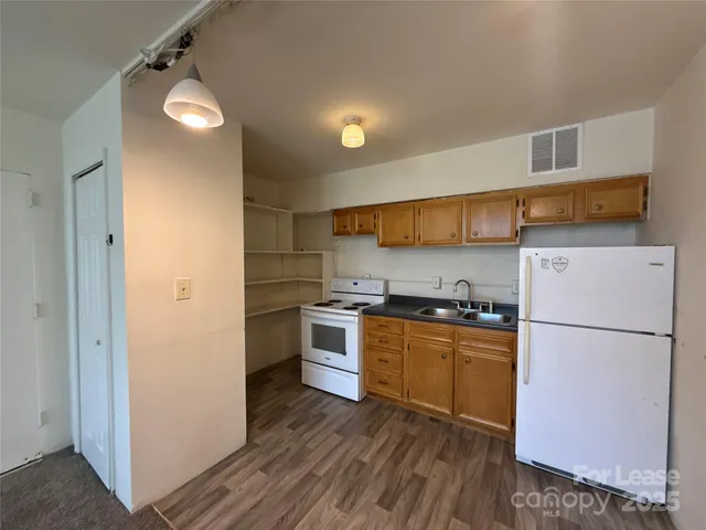 $1,090 | 2126 East 7th Street, Unit 103, Charlotte, NC 28204