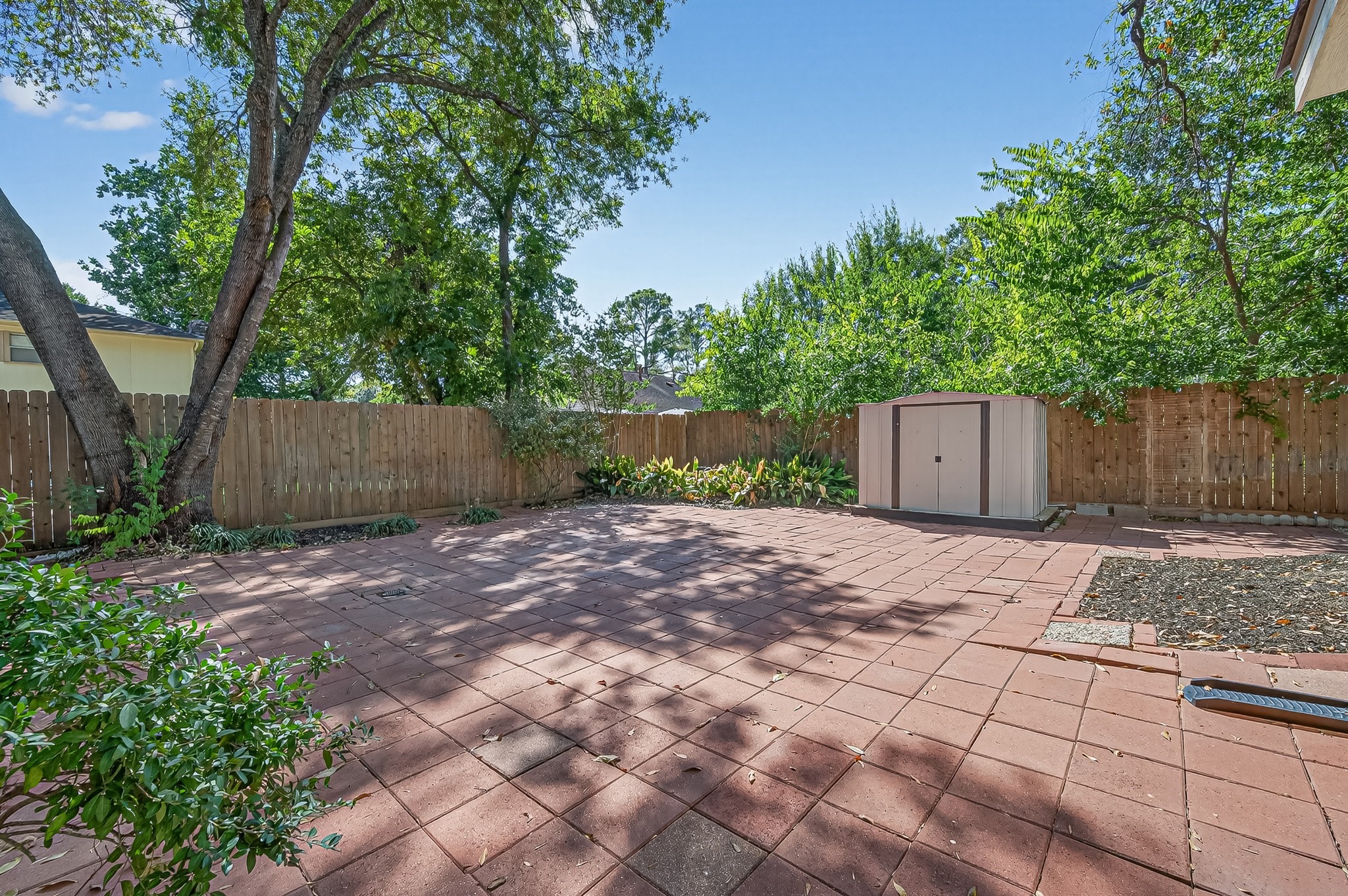 13903 Chevy Chase Drive Houston, TX 77077 - Photo 41 of 48 a backyard of a house