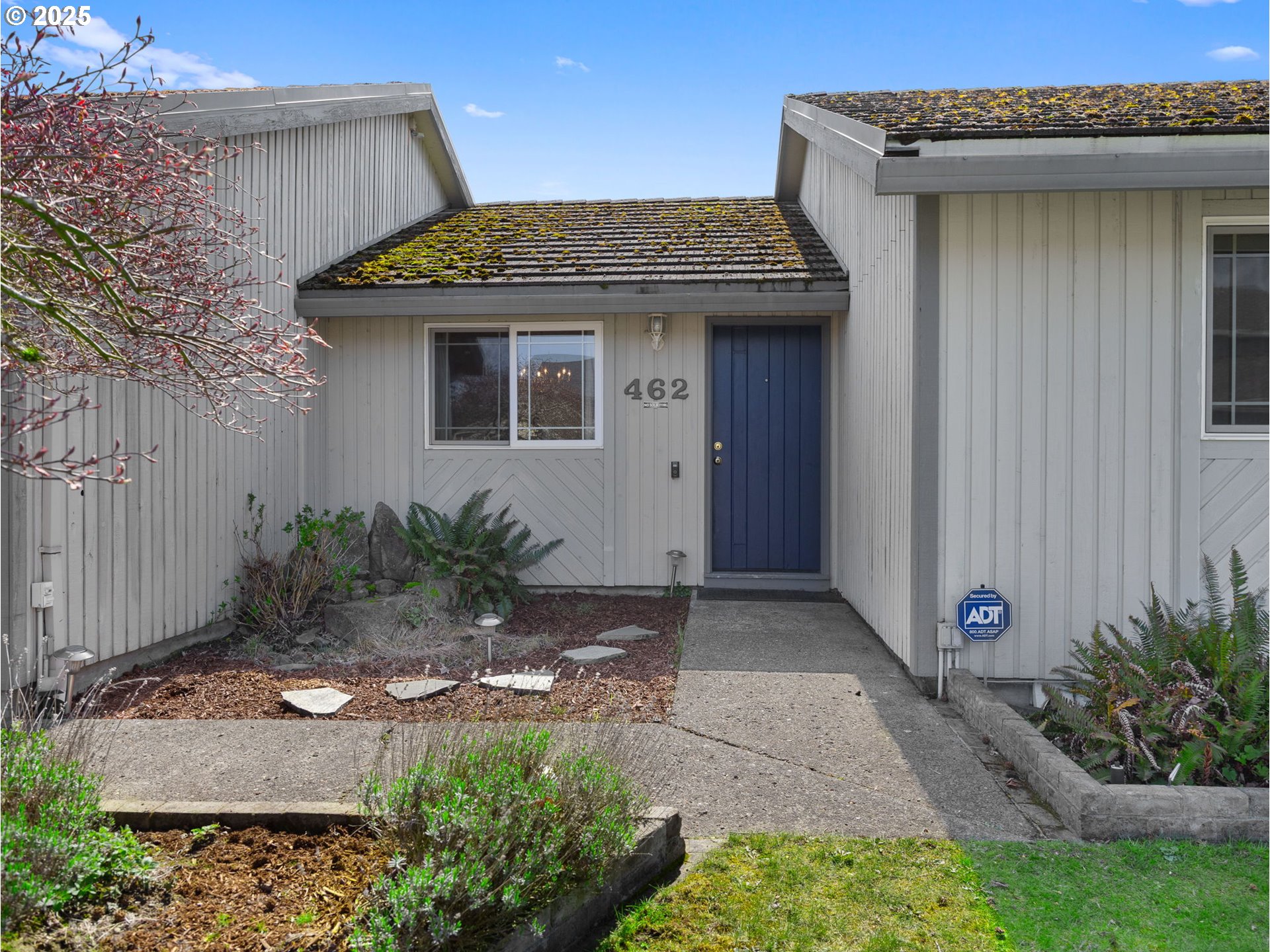 462 Northeast 24th Street Gresham, OR 97030 - Photo 4 of 37 a front view of a house with garden
