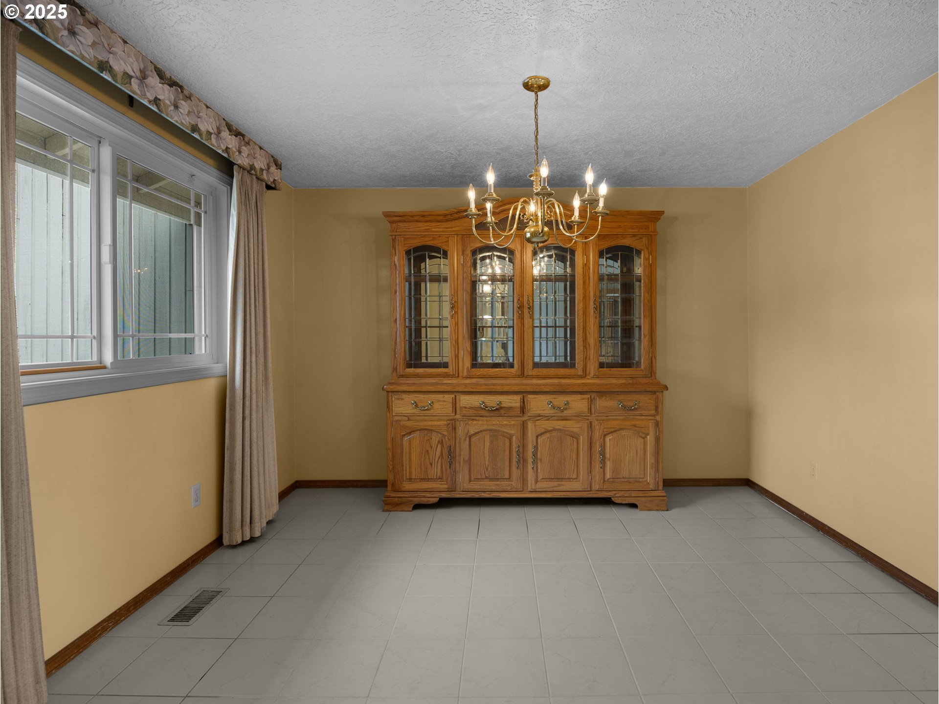 462 Northeast 24th Street Gresham, OR 97030 - Photo 7 of 37 a view of a livingroom with a furniture