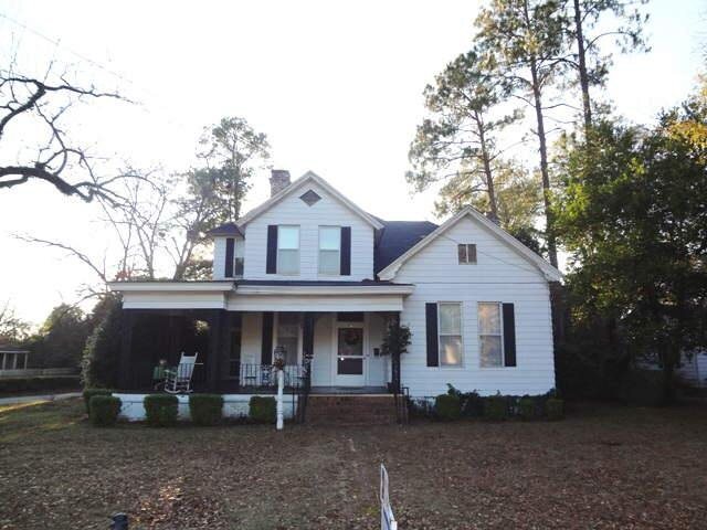 901 Washington Street Perry, GA 31069 - Photo 1 of 1 a front view of a house with garden