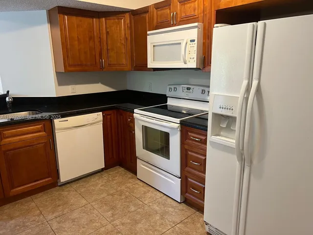 $2,100 | 8821 Wiles Road, Unit 306, Coral Springs, FL 33067