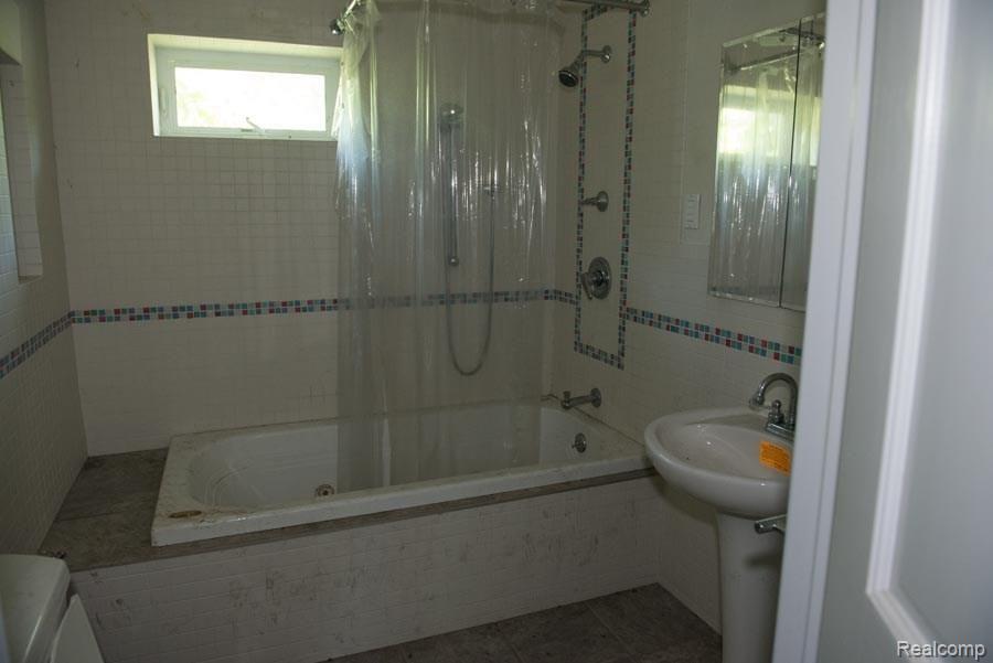 10740 Wayne Road Livonia, MI 48150 - Photo 8 of 44 Wayne -12.jpg