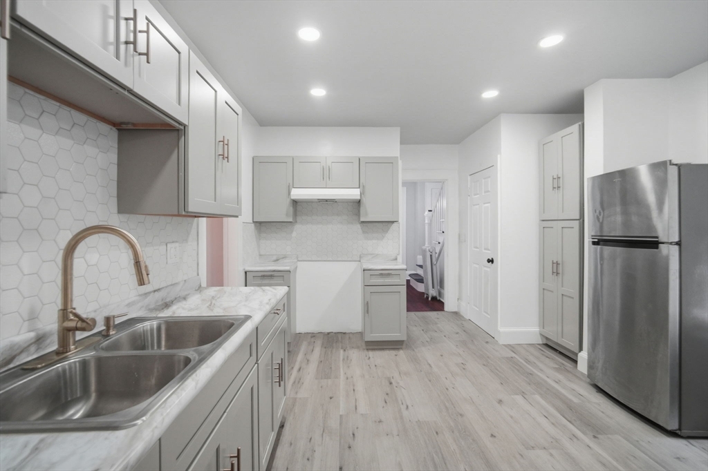 153 Bristol Street Springfield, MA 01109 - Photo 6 of 37