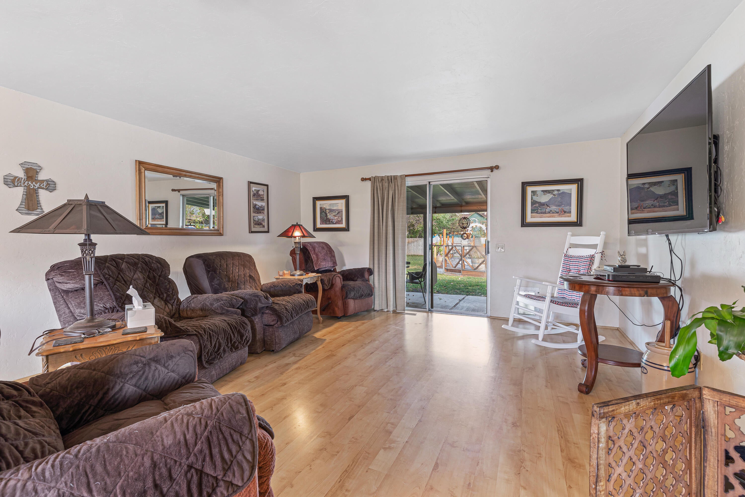 2627 Merriman Road Medford, OR 97501 - Photo 8 of 25 Living Room w:access outside