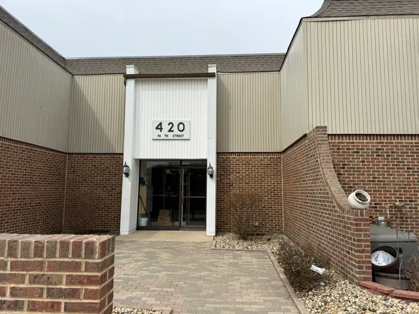 $2,100 | 420 74th Street, Unit 204, Downers Grove, IL 60516