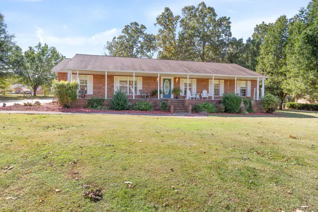 a view of a yard in front of a house