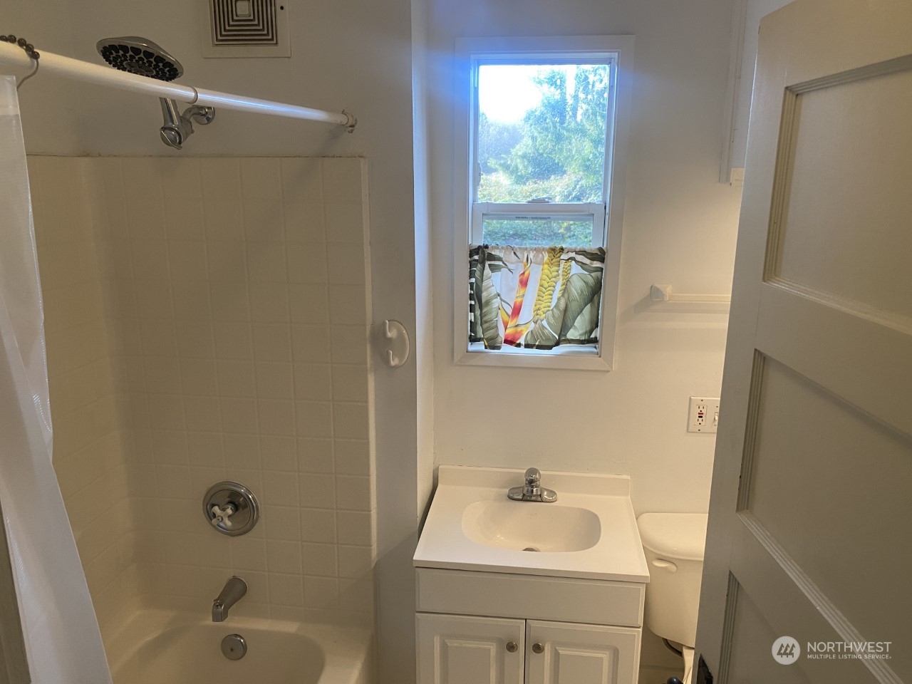 22604 Yeager Road Monroe, WA 98272 - Photo 12 of 21 a bathroom with a sink toilet and tub