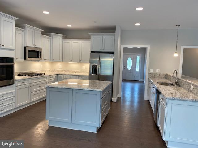 Calverts Run La Plata, MD 20646 - Photo 4 of 12 Grand kitchen with upgraded appliances and granite
