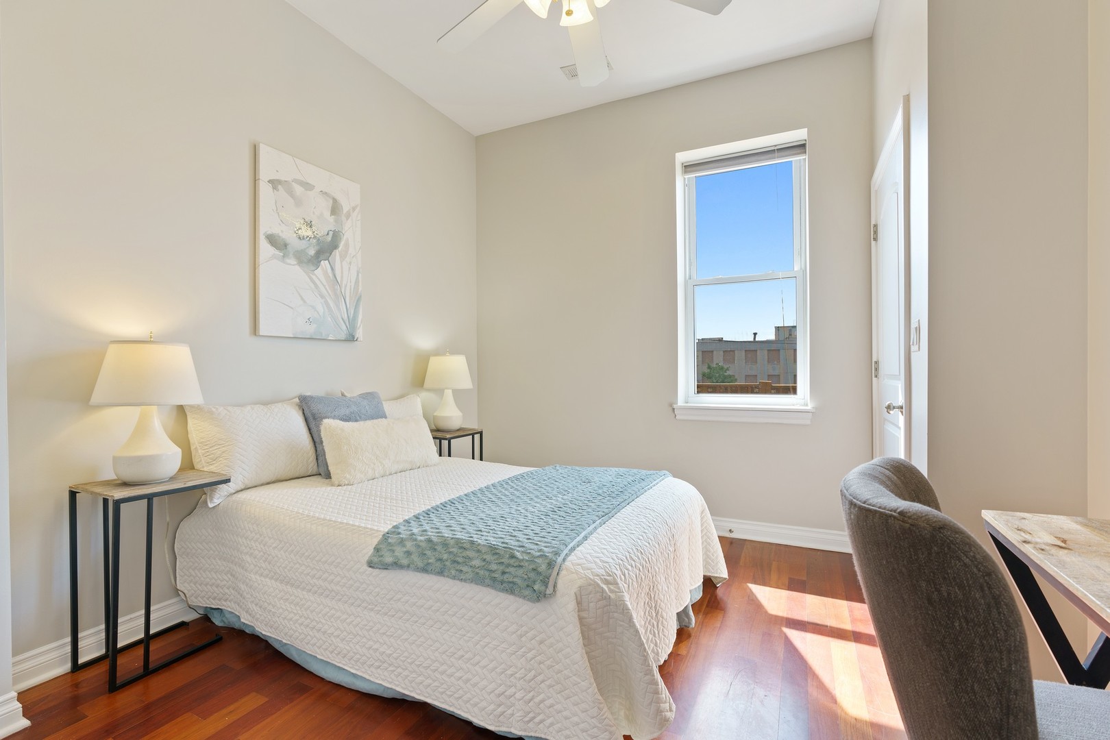 4440 North Dover Street, Unit 3S Chicago, IL 60640 - Photo 16 of 20 a bedroom with a bed and a lamp