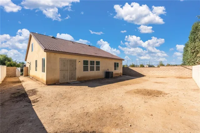 a view of back yard of the house