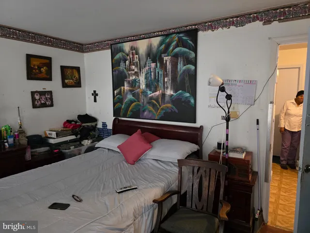 a bedroom with bed and a mirror