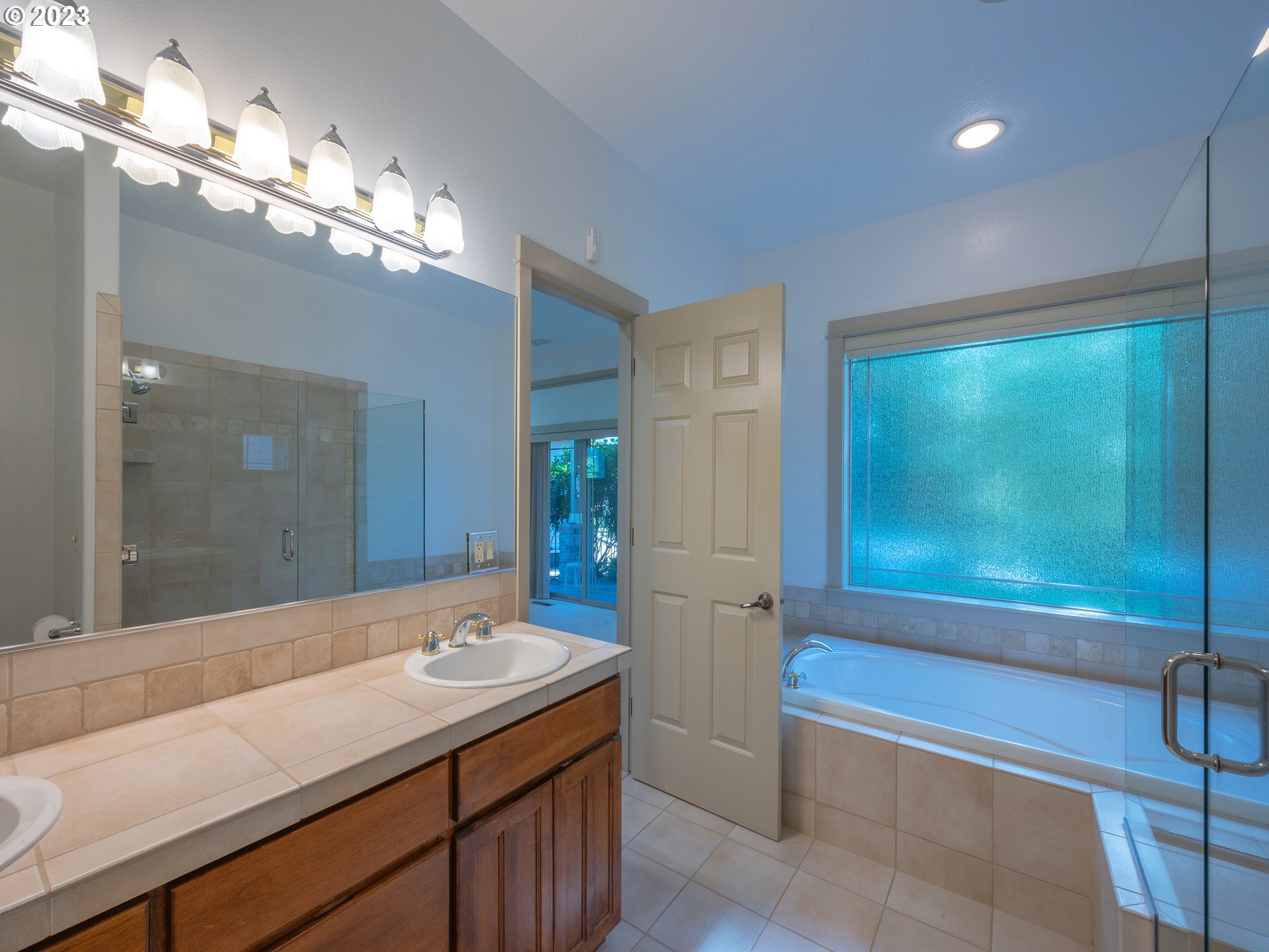 3384 Lakeside Drive Eugene, OR 97401 - Photo 23 of 48 a bathroom with a sink a large mirror and a shower