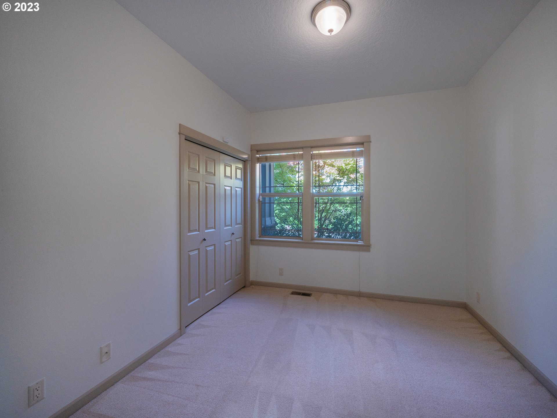 3384 Lakeside Drive Eugene, OR 97401 - Photo 30 of 48 an empty room with a window