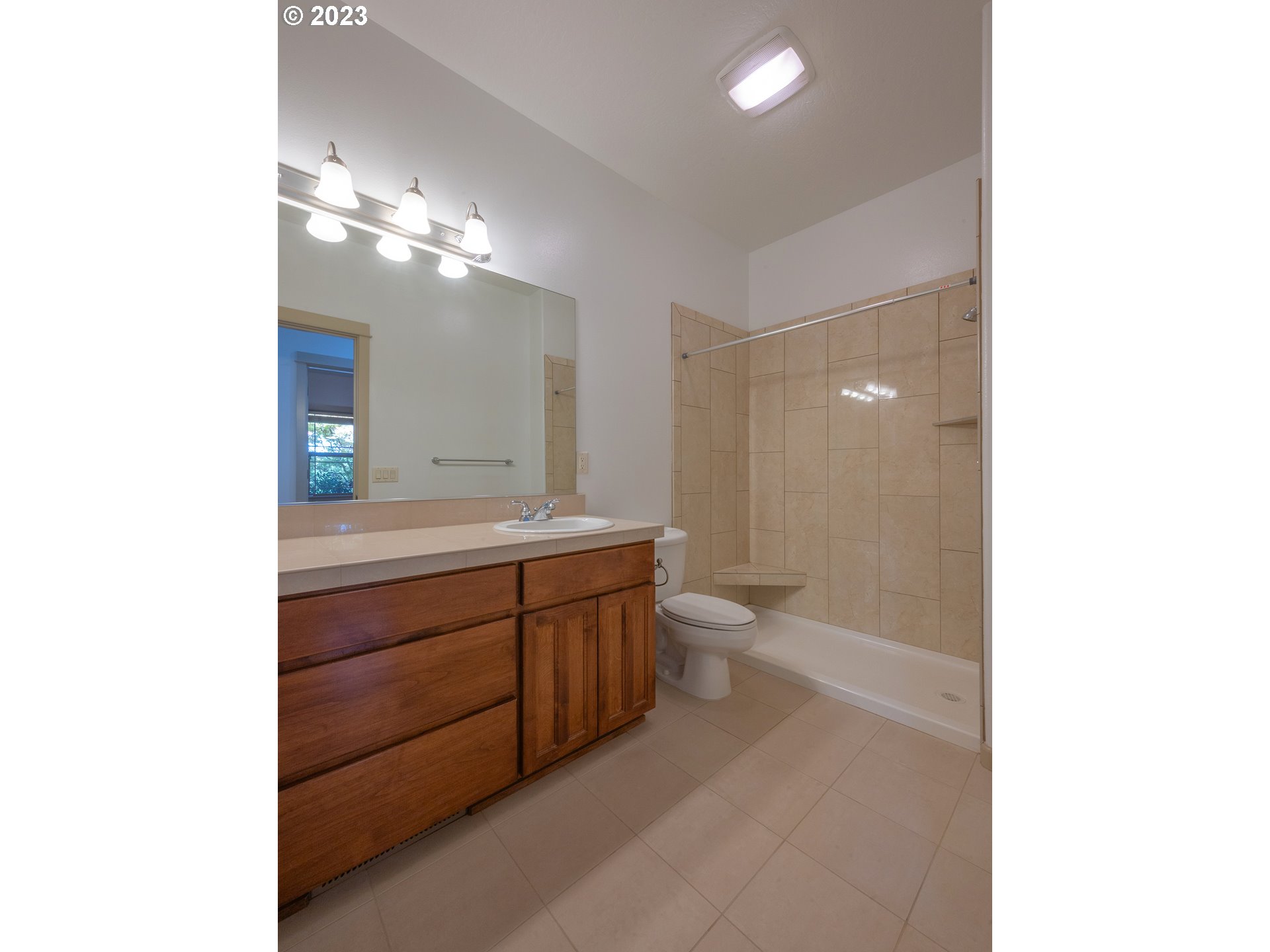 3384 Lakeside Drive Eugene, OR 97401 - Photo 33 of 48 a bathroom with a sink a toilet and a large mirror