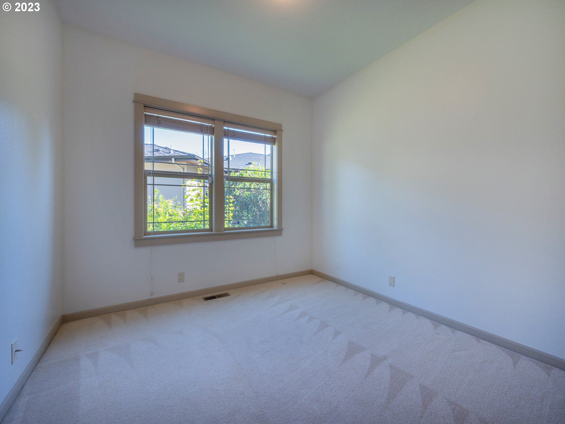 3384 Lakeside Drive Eugene, OR 97401 - Photo 34 of 48 an empty room with a window