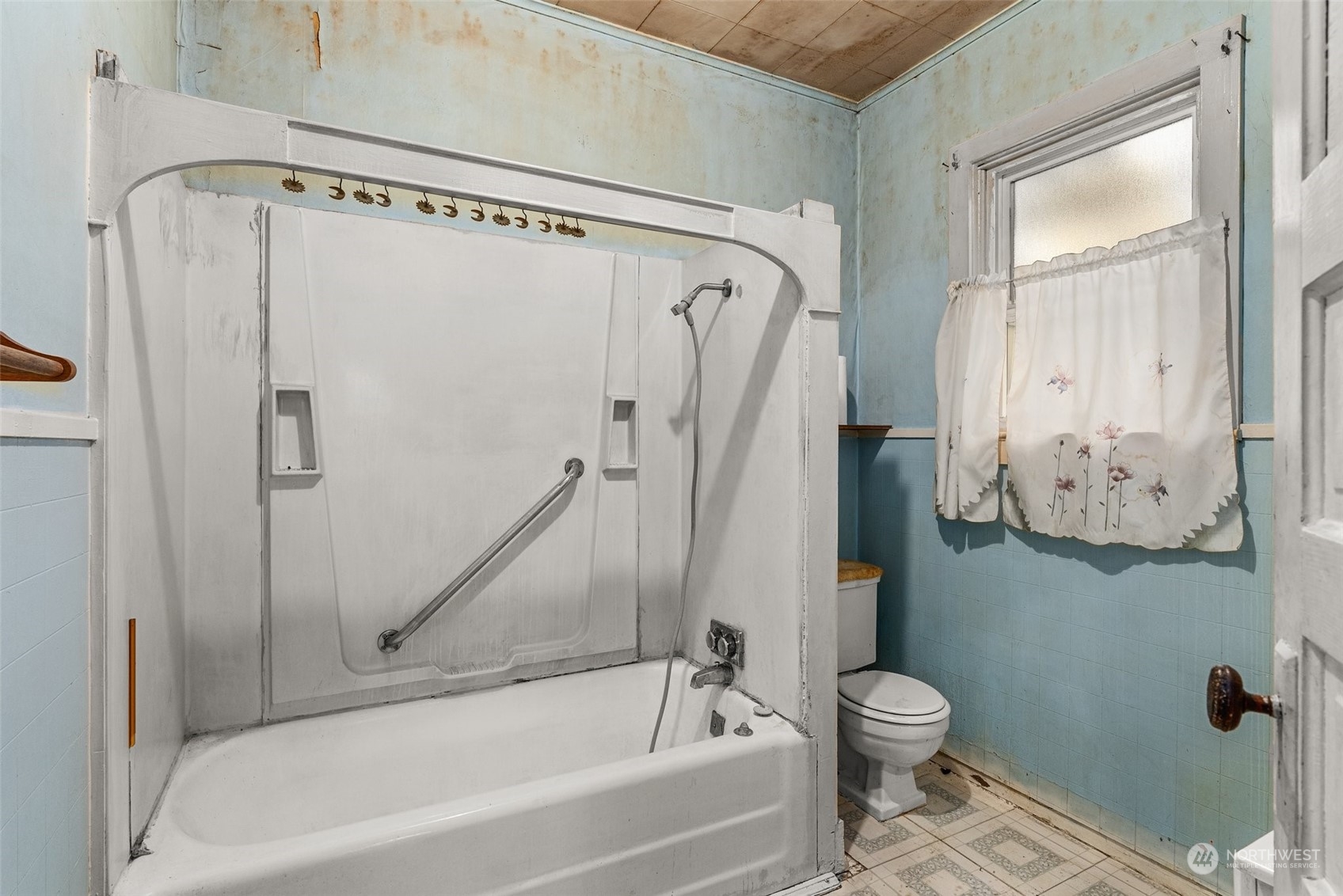 1235 Cedar Street Raymond, WA 98577 - Photo 11 of 23 a bathroom with a bathtub and a shower